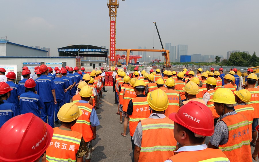 成都市總工會(huì)、中鐵城投集團(tuán)為成都地鐵建設(shè)者送清涼